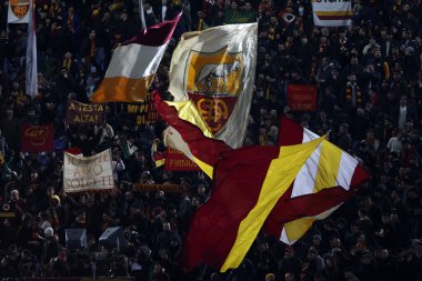 Roma, İtalya 20.02.2025: Roman taraftarlar Uefa Avrupa Ligi 2024-2025 futbol karşılaşması, play-off, AS Romanlar FC Porto 'ya karşı Roma' daki Olimpiyat stadyumunda bayrak sallıyor.