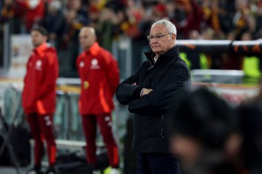 Roma, İtalya 20.02.2025: Claudio Ranieri Roma teknik direktörü Uefa Avrupa Ligi 2024-2025 futbol karşılaşması, play-off, AS Roma FC Porto 'ya karşı Roma Olimpiyat stadyumunda görev yaparken görülüyor.
