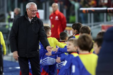 Roma, İtalya 20.02.2025: Claudio Ranieri Roma teknik direktörü Uefa Avrupa Ligi 2024-2025 futbol maçı, play-off, AS Roma FC Porto 'ya karşı Roma Olimpiyat Stadyumu' ndaki Olimpiyat maçından önce maskotte 'yi selamladı.
