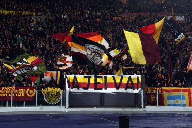 Roma, İtalya 20.02.2025: Roman taraftarlar Uefa Avrupa Ligi 2024-2025 futbol maçı, play-off, AS Roman FC Porto 'ya karşı Roma Olimpiyat stadyumunda bayrak sallarken.