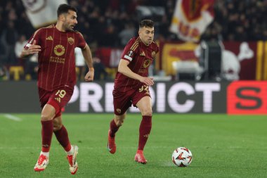 Roma, İtalya 20.02.2025: Roma 'dan Zeki Çelik ve Roma' dan Stephan El Shaarawy Uefa Avrupa Ligi 2024-2025 futbol karşılaşması, play-off, Roma 'daki Olimpiyat stadyumunda AS Roman FC Porto' ya karşı.