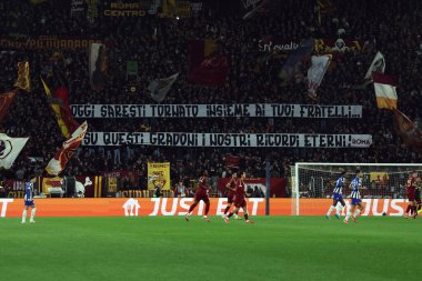 Roma, İtalya 20.02.2025: Uefa Avrupa Ligi 2024-2025 futbol maçı, play-off, AS Romanlar FC Porto 'ya karşı Roma' daki Olimpiyat stadyumunda Uefa Avrupa Ligi taraftarları.