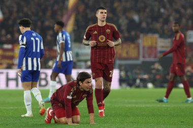 Roma, İtalya 20.02.2025: Uefa Avrupa Ligi 2024-2025 futbol maçı, play-off, AS Roma FC Porto 'ya karşı Roma Olimpiyat stadyumunda yaralanan Romanyalı Paulo Dybala.