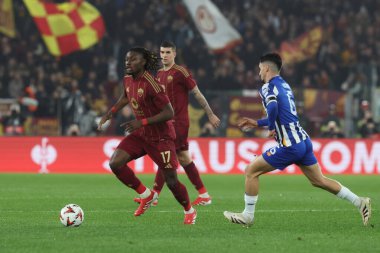 Roma, İtalya 20.02.2025: Roman Manu Kone, Porto 'lu Eustaquio Uefa Avrupa Ligi 2024-2025 futbol karşılaşması, play-off, Roma' daki Olimpiyat stadyumunda AS Roma FC Porto 'ya karşı.