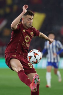 Roma, İtalya 20.02.2025: Roman Stephan El Shaarawy Uefa Avrupa Ligi 2024-2025 futbol karşılaşması, play-off, AS Roma FC Porto 'ya karşı Roma Olimpiyat stadyumunda görev yaparken görülüyor.
