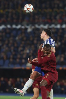 Roma, İtalya 20.02.2025: Porto 'dan Nehuen Perez ve Roma' dan Evan Ndicka Uefa Avrupa Ligi 2024-2025 futbol karşılaşması, play-off, Roma 'daki Olimpiyat stadyumunda AS Roma FC Porto' ya karşı.