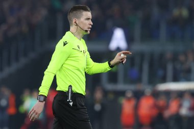 Roma, İtalya 20.02.2025: Hakem Francois Letexier Uefa Avrupa Ligi 2024-2025 futbol karşılaşması, play-off, AS Roma FC Porto 'ya karşı Roma Olimpiyat Stadyumu' nda görev yaparken görüldü.