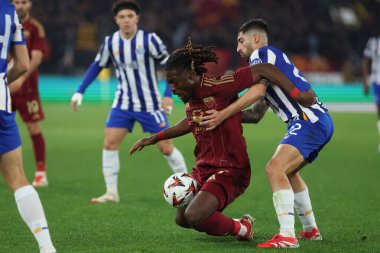 Roma, İtalya 20.02.2025: Romanlardan Manu Kone, Uefa Avrupa Ligi 2024-2025 futbol karşılaşması, play-off, AS Roma FC Porto 'ya karşı Roma Olimpiyat Stadyumu' nda oynanan Uefa Avrupa Ligi 2024-2025 maçında Porto Alan Varela görev başında görülüyor.