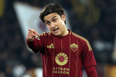 Roma, İtalya 20.02.2025: Roman Paulo Dybala Uefa Avrupa Ligi 2024-2025 futbol karşılaşması, play-off, AS Roma FC Porto 'ya karşı Roma Olimpiyat stadyumunda görev yaparken görüldü.