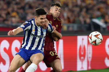 Roma, İtalya 20.02.2025: Porto 'dan Francisco Moura, Uefa Avrupa Ligi 2024-2025 futbol karşılaşması, play-off, Roma' daki Olimpiyat stadyumunda AS Roma FC Porto 'ya karşı Roma Uefa Avrupa Ligi 2024-2025 maçında faaliyet gösteren Roman Stephan El Shaarawy.