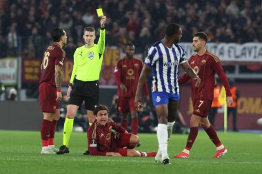 Roma, İtalya 20.02.2025: Hakem Francois Letexier, Uefa Avrupa Ligi 2024-2025 futbol maçı, play-off, AS Roma FC Porto 'ya karşı Roma Olimpiyat Stadyumu' ndaki Otavio için sarı kart çıkardı.