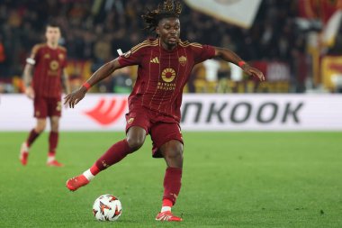 Roma, İtalya 20.02.2025: Roman Manu Kone Uefa Avrupa Ligi 2024-2025 futbol maçı, play-off, AS Roman FC Porto 'ya karşı Roma Olimpiyat stadyumunda görev yaparken görülüyor.