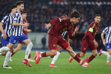 Roma, İtalya 20.02.2025: Roman Paulo Dybala 1-1 gol attı ve Uefa Avrupa Ligi 2024-2025 futbol karşılaşması, play-off, AS Romanlar FC Porto 'ya karşı Roma' daki Olimpiyat stadyumunda oynanan karşılaşmayı takımla birlikte kutladı..