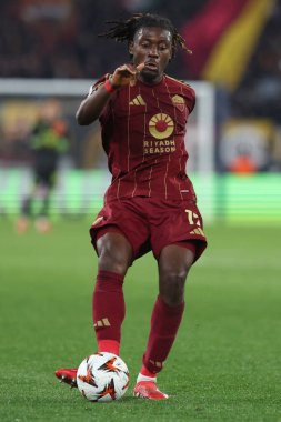 Roma, İtalya 20.02.2025: Roman Manu Kone Uefa Avrupa Ligi 2024-2025 futbol maçı, play-off, AS Roman FC Porto 'ya karşı Roma Olimpiyat stadyumunda görev yaparken görülüyor.