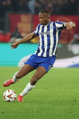 Roma, İtalya 20.02.2025: Porto takımından Tiago Djalo Uefa Avrupa Ligi 2024-2025 futbol maçı, play-off, AS Roma FC Porto 'ya karşı Roma Olimpiyat stadyumunda görev yaparken görülüyor.