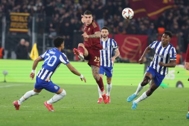Roma, İtalya 20.02.2025: Romanlardan Gianluca Mancini, Porto 'dan Samu Aghehowa Uefa Avrupa Ligi 2024-2025 futbol karşılaşması, play-off, Roma' daki Olimpiyat stadyumunda AS Roman FC Porto 'ya karşı.