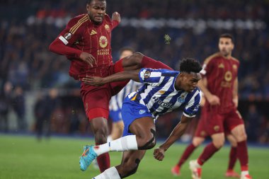 Roma, İtalya 20.02.2025: Porto 'dan Samu Aghehowa ve Roma' dan Evan Ndicka Uefa Avrupa Ligi 2024-2025 futbol karşılaşması, play-off, Roma 'daki Olimpiyat stadyumunda AS Roma FC Porto' ya karşı.