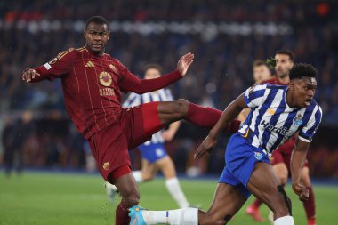 Roma, İtalya 20.02.2025: Porto 'dan Samu Aghehowa ve Roma' dan Evan Ndicka Uefa Avrupa Ligi 2024-2025 futbol karşılaşması, play-off, Roma 'daki Olimpiyat stadyumunda AS Roma FC Porto' ya karşı.