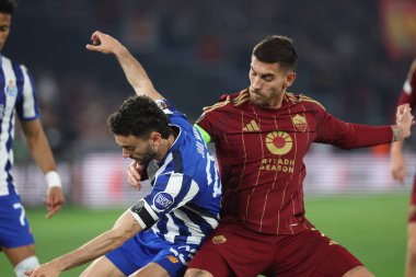 Roma, İtalya 20.02.2025: Porto 'lu Joao Mario ve Roma' lı Lorenzo Pellegrini Uefa Avrupa Ligi 2024-2025 futbol karşılaşması, play-off, Roma 'daki Olimpiyat stadyumunda AS Roma FC Porto' ya karşı.