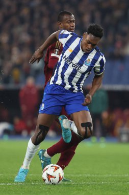 Roma, İtalya 20.02.2025: Porto 'dan Samu Aghehowa ve Roma' dan Evan Ndicka Uefa Avrupa Ligi 2024-2025 futbol karşılaşması, play-off, Roma 'daki Olimpiyat stadyumunda AS Roma FC Porto' ya karşı.