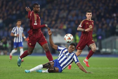 Roma, İtalya 20.02.2025: Porto 'dan Samu Aghehowa ve Roma' dan Evan Ndicka Uefa Avrupa Ligi 2024-2025 futbol karşılaşması, play-off, Roma 'daki Olimpiyat stadyumunda AS Roma FC Porto' ya karşı.