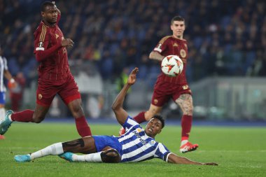 Roma, İtalya 20.02.2025: Porto 'dan Samu Aghehowa ve Roma' dan Evan Ndicka Uefa Avrupa Ligi 2024-2025 futbol karşılaşması, play-off, Roma 'daki Olimpiyat stadyumunda AS Roma FC Porto' ya karşı.