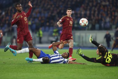 Roma, İtalya 20.02.2025: Porto 'dan Samu Aghehowa, Romanlardan Evan Ndicka, Uefa Avrupa Ligi 2024-2025 futbol karşılaşması, play-off, Roma' daki AS Roma FC Porto Olimpiyat Stadyumu 'nda AS Roman FC Porto.