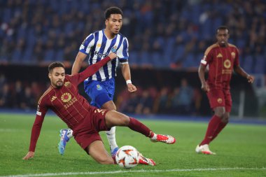 Roma, İtalya 20.02.2025: Roman Devyne Rensch, Porto 'lu Danny Namaso Uefa Avrupa Ligi 2024-2025 futbol karşılaşması, play-off, Roma' daki Olimpiyat stadyumunda AS Roma FC Porto 'ya karşı.