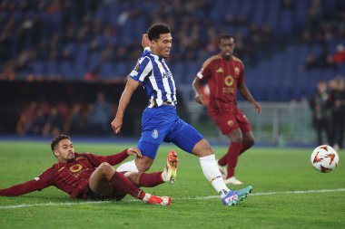 Roma, İtalya 20.02.2025: Roman Devyne Rensch, Porto 'lu Danny Namaso Uefa Avrupa Ligi 2024-2025 futbol karşılaşması, play-off, Roma' daki Olimpiyat stadyumunda AS Roma FC Porto 'ya karşı.