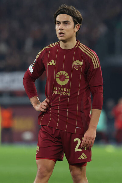 Рим, Италия 20.02.2025: Пауло Дибала из Ромы, замеченный в действии во время футбольного матча Лиги Европы УЕФА 2024 / 2025, плей-офф, ФК "Рома" против "Порту" на Олимпийском стадионе в Риме.