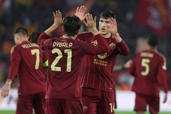 Рим, Италия 20.02.2025: Пауло Дыбала из Рима забил гол 2: 1 и отпраздновал с командой во время футбольного матча Лиги Европы УЕФА 2024 / 2025, плей-офф, ФК "Рома" против ФК "Порту" на Олимпийском стадионе в Риме.