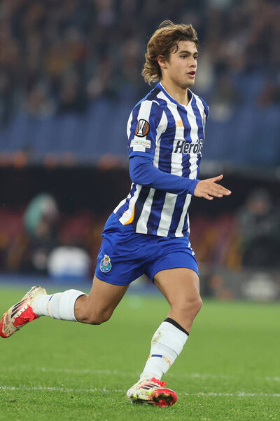 Рим, Италия 20.02.2025: Родриго Мора из Порту, замеченный в действии во время футбольного матча Лиги Европы УЕФА 2024 / 2025, плей-офф, ФК "Рома" против "Порту" на Олимпийском стадионе в Риме.