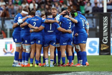 Roma, İtalya - 23.02.2025: İtalyan oyuncular Guinness Altı Milletler 2025 Olimpiyat Stadyumu 'nda İtalya ile Fransa arasında oynanan karşılaşmadan önce birbirlerine sarıldılar.