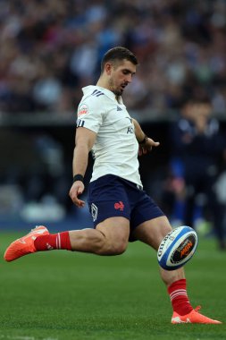 Roma, İtalya - 23.02.2025: Fransız Thomas Ramos, Guinness Altı Milletler 2025 Olimpiyat Stadyumu 'nda oynanan karşılaşmada topa vuruyor..