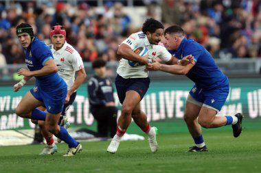 Roma, İtalya - 23.02.2025: Fransız Yoram Moefana ve İtalyan Mirco Spagnolo, İtalya ile Fransa arasında Olimpiyat Stadyumu 'nda oynanan Guinness Altı Milletler 2025 karşılaşmasında karşı karşıya geldiler..