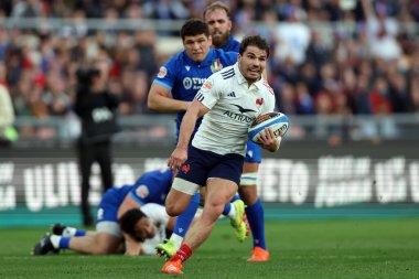 Roma, İtalya - 23.02.2025: Fransız Antoine Dupont, İtalya ile Fransa arasında Olimpiyat Stadyumu 'nda oynanan Guinness Altı Milletler 2025 karşılaşmasında görev yaparken görüldü.