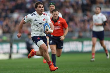 Roma, İtalya - 23.02.2025: Fransız Antoine Dupont, İtalya ile Fransa arasında Olimpiyat Stadyumu 'nda oynanan Guinness Altı Milletler 2025 karşılaşmasında görev yaparken görüldü.