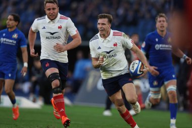 Roma, İtalya - 23.02.2025: Fransız Leo Barre, Guinness Altı Milletler 2025 Olimpiyat Stadyumu 'nda oynanan karşılaşmada topla koştu.