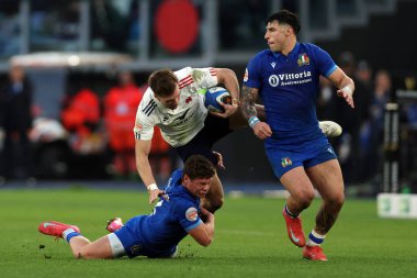 Roma, İtalya - 23.02.2025: İtalya 'dan Alessandro Garbisi, Fransa' dan Leo Barre, İtalya 'dan Tommaso Menoncello İtalya' dan Guinness Altı Milletler 2025 Olimpiyat Stadyumu 'nda oynanan karşılaşmada görülüyor.