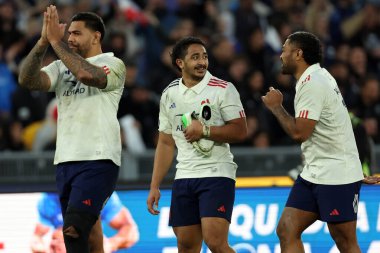 Roma, İtalya - 23.02.2025: Fransa 'dan Romain Taofifenua, Fransa' dan Yoram Moefana, Fransa 'dan Peato Mauvaka, İtalya ile Fransa arasında Olimpiyat Stadyumu' nda oynanan Altı Milletler 2025 karşılaşmasında kazandığı zafer sonrasında taraftarlarını karşıladı.