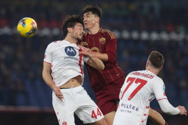 Roma, İtalya 24.02.2025: Monza Eldor Shomurodov 'dan Andrea Carboni İtalya futbol şampiyonası sırasında Serie A Enilive 2024-2025 Roma-AC Monza maçında Roma' daki Stadio Olimpico 'da.