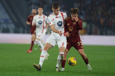 Roma, İtalya 24.02.2025 Monza 'dan Arvid Brorsson, Roma' dan Tommaso Baldanzi: İtalya futbol şampiyonası sırasında Serie A Enilive 2024-2025 Roma - Roma AC Monza 'ya karşı Roma Stadyumu Olimpico maçında.