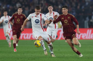 Roma, İtalya 24.02.2025: Monza 'dan Arvid Brorsson, İtalya futbol şampiyonluğu sırasında Roma' dan Eldor Shomurodov Serie A Enilive 2024-2025 Roma 'dan AC Monza' ya karşı Roma 'da Stadio Olimpico.