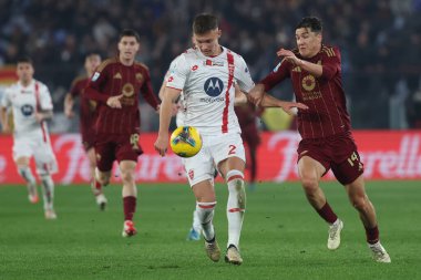 Roma, İtalya 24.02.2025: Monza 'dan Arvid Brorsson, İtalya futbol şampiyonluğu sırasında Roma' dan Eldor Shomurodov Serie A Enilive 2024-2025 Roma 'dan AC Monza' ya karşı Roma 'da Stadio Olimpico.