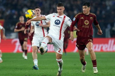 Roma, İtalya 24.02.2025: Monza 'dan Arvid Brorsson, İtalya futbol şampiyonluğu sırasında Roma' dan Eldor Shomurodov Serie A Enilive 2024-2025 Roma 'dan AC Monza' ya karşı Roma 'da Stadio Olimpico.