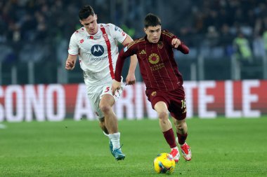 Roma, İtalya 24.02.2025: İtalya Futbol Şampiyonası sırasında Monza 'dan Stefan Lekoviç, Roma' nın Matias Soul 'u Serie A Enilive 2024-2025 Roma-AC Monza maçında Roma' nın Stadio Olimpico kentinde AC Monza 'ya karşı.