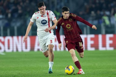Roma, İtalya 24.02.2025: İtalya Futbol Şampiyonası sırasında Monza 'dan Stefan Lekoviç, Roma' nın Matias Soul 'u Serie A Enilive 2024-2025 Roma-AC Monza maçında Roma' nın Stadio Olimpico kentinde AC Monza 'ya karşı.