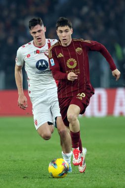 Roma, İtalya 24.02.2025: İtalya Futbol Şampiyonası sırasında Monza 'dan Stefan Lekoviç, Roma' nın Matias Soul 'u Serie A Enilive 2024-2025 Roma-AC Monza maçında Roma' nın Stadio Olimpico kentinde AC Monza 'ya karşı.