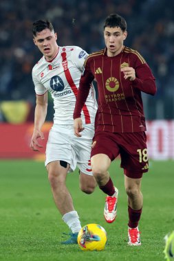 Roma, İtalya 24.02.2025: İtalya Futbol Şampiyonası sırasında Monza 'dan Stefan Lekoviç, Roma' nın Matias Soul 'u Serie A Enilive 2024-2025 Roma-AC Monza maçında Roma' nın Stadio Olimpico kentinde AC Monza 'ya karşı.