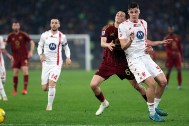 Roma, İtalya 24.02.2025: Roma 'dan Niccolo Pisilli, İtalya futbol şampiyonası sırasında Monza' dan Stefan Lekoviç Serie A Enilive 2024-2025 Roma-AC Monza maçında Roma 'daki Stadio Olimpico' da AC Monza 'ya karşı.